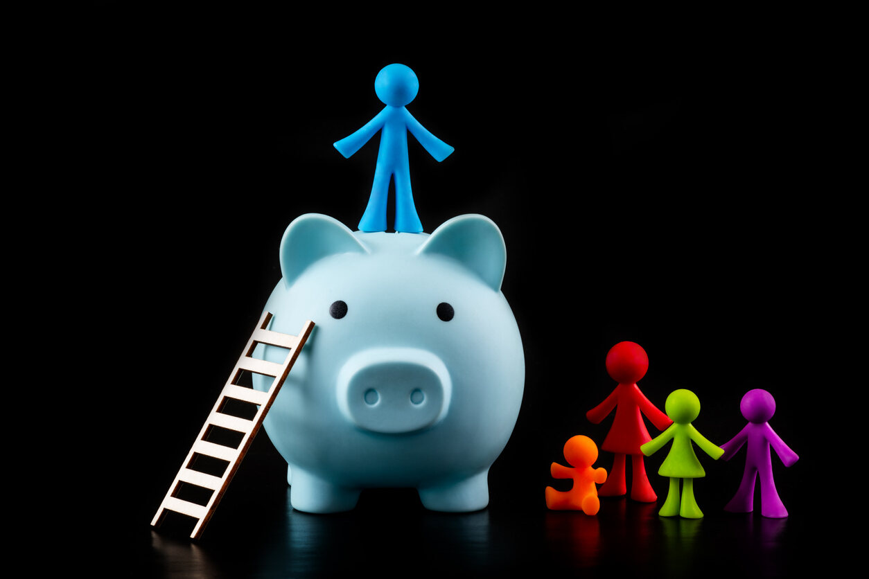 Figurine on a piggy bank with a ladder and a family, symbolizing child support and financial well-being.